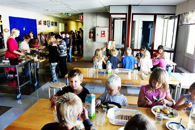 Då Pettersbacka skola stängs, får eleverna gå i finsk skola i Vörås grannkommuner i stället.