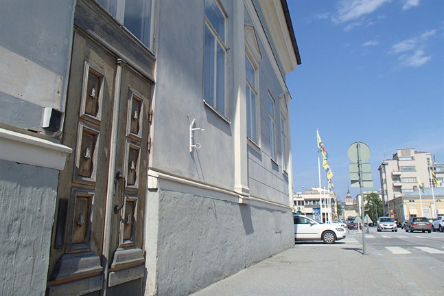 Ebba köpte Storgatan 10 av staden Jakobstad. Byggnadsföretaget Mäenpää Ab hann bara betala handpenningen innan bolaget gick i konkurs.