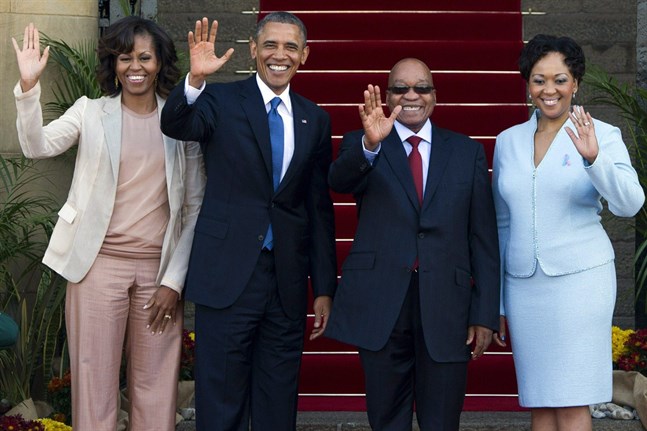 Sydafrikas president Jacob Zuma med fruThobeka Madiba-Zuma välkomnar USA:s president Barack Obama och USA:s första dam Michelle Obama till Pretoria, Sydafrika. USA:s presidentpar kommer även att besöka Nelson Mandelas familj.
