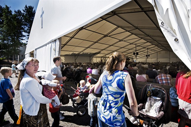 Laestadianernas sommarmöten i Österbotten brukar samla omkring 5 000 personer. Bilden är tagen i Ytteresse. Men de här sommarmötena samlar en annan falang än de västlaestadianer eller förstfödda laestadianer som Paula Liukkonen beskriver i sin bok.