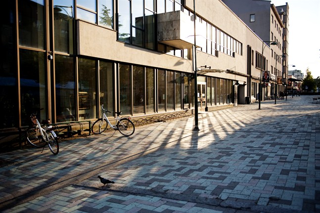 Städerna måste hjälpa till. Jag skulle gärna höra lite dragspelsmusik en dag, eller varför inte gitarrmusik, jazz eller funk på torget en annan dag. Det lockar folk och butikerna kanske får mera fart i försäljningen.