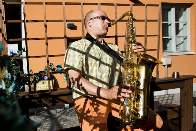 Pertti Ahonen spelar saxofon i bandet Five Steps.
