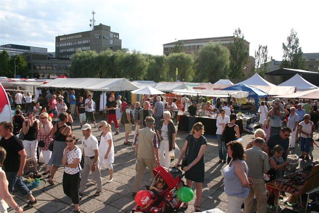 Det brukar vara full på torget i Karleby då kvällstorget ordnas.