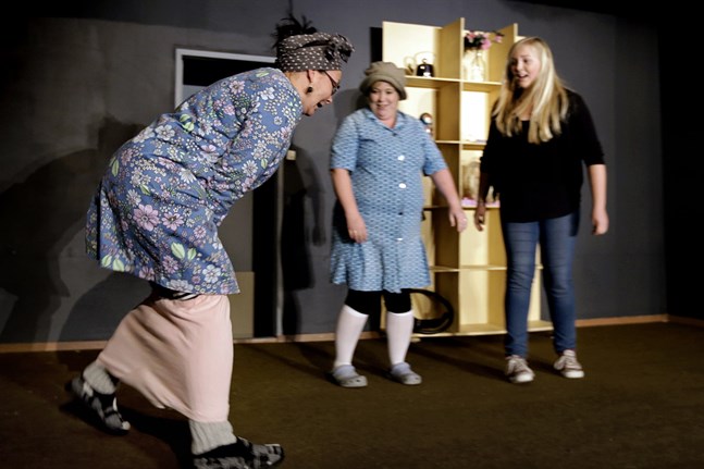 Fammo (Ulrika Nabb) plågas en aning i sketchen ”Bikinivaxning” som är en del av Österhankmorevyn. I bakgrunden Mikaela Westerback (till vänster) och Marika Råback (till höger).