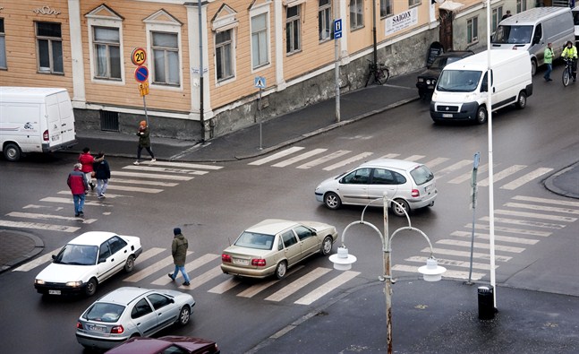 Det finns cirka 2,6 miljoner personbilar i Finland. Drygt 100 000 av dem finns i Österbotten, som är landets näst biltätaste landskap. Flest bilar sett till antalet invånare har Södra Österbotten.