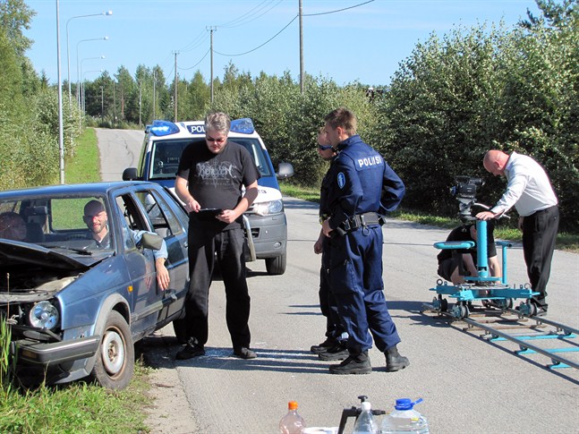 Regissören Mattias Holmberg instruerar skådespelarna på inspelningsplatsen i Jakobstad i somras.