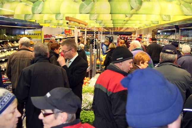 Den här typen av trängsel vill KPO undvika. Därför förlänger man öppettiderna i flera butiker. Så här såg det ut när nya S-Market i Köpings öppnade dörrarna 2013.