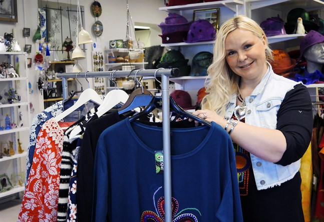 Hanna Åminne tycker själv om prickigt och kombinerar gärna prickiga plagg med varandra.