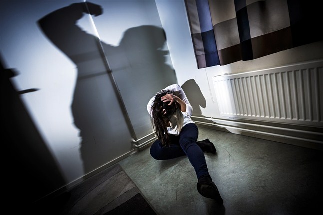 En 30-årig man från Vörå åtalas för att ha terroriserat sin ex-sambo både fysiskt och psykiskt i åratal. Åklagaren yrkar på 2 år och 3 års ovillkorligt fängelse. Obs: Bilden är arrangerad.