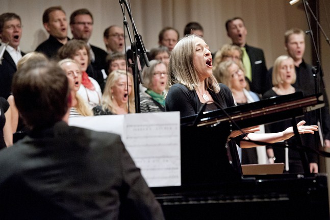 Tove Leppilampi är en av solisterna när Betaniakören och Amigo Choral ger konserter i Vasa och Närpes.