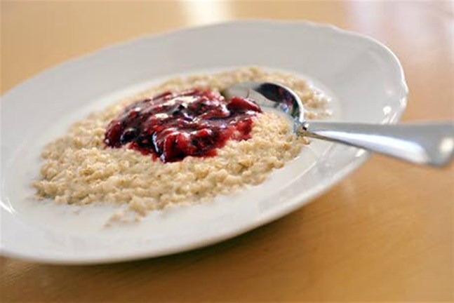 Frukosten vid Vamia kommer bestå av morgongröt, sylt mjölk och knäckebröd med margarin.
