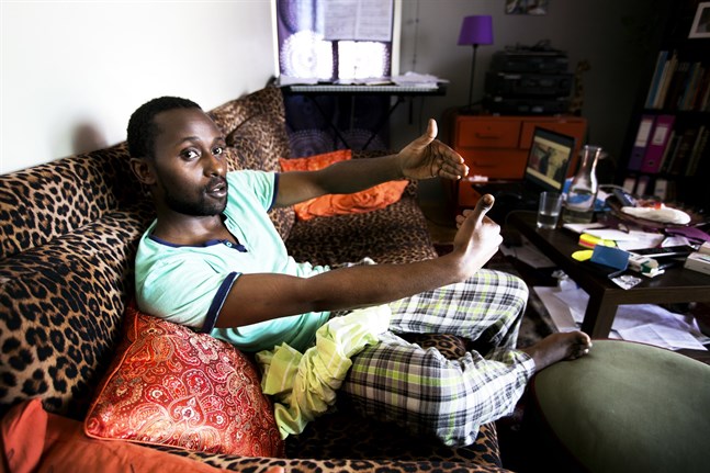 Mwangi visar hur käken bröts när han blev slagen. Under fyra år i Vasa har han sett mycket rasism.