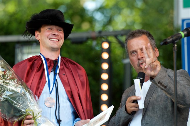 Niklas Storbacka, årets Late Jakob tillsammans med konferenciern Oa Lönnbäck.