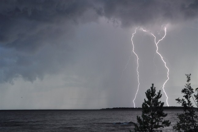 Åska med kraftigt regn och hårda vindbyar är att vänta både på fredag och lördag.