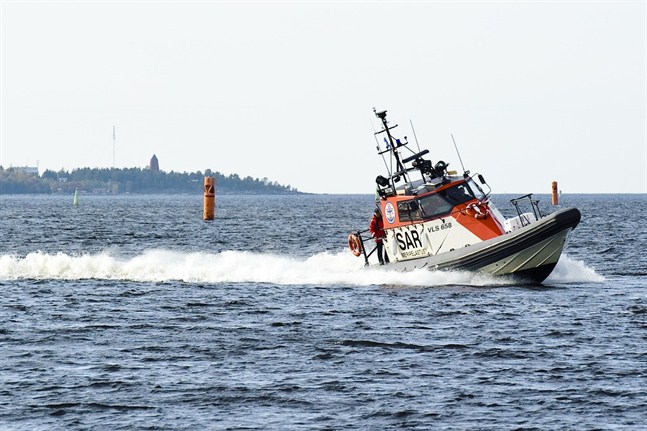 Sjöräddningscentralen i Åbo följer situationen med FFS Atlas.