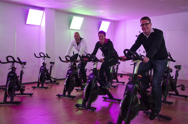 Jonas Lindell, Carola Sandström och Björn Båsk fångade på bild i spinningsalens mysbeslysning.