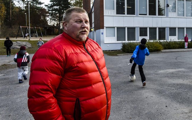 Skolpolis Juha Puurula utreder clowner som skrämt barn i Karleby.