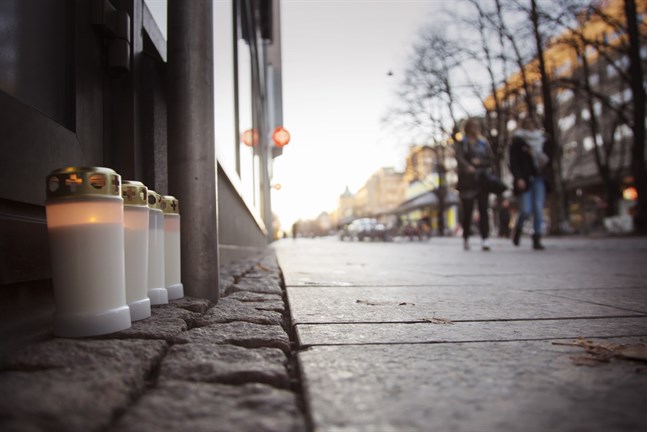 Måndagen den 27 oktober 2014 knivhöggs en man till döds utanför HS-center på Hovrättsesplanaden i Vasa. Gärningsmannen var bara 16 år. Och han skulle slå till fler gånger.
