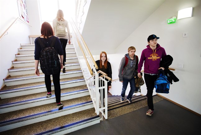 Studerande i Vaasan lyseon lukio och Vasa gymnasium kan ha smittats av coronavirus. Personerna på bilden har inget med smittan att göra.
