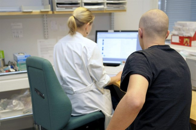 En lång rad läkare vid Vasa centralsjukhus är missnöjda med att datasystemet ska bytas ut.