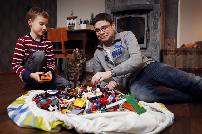 När Kennet Öst började få behandling för Fabrys sjukdom var han patient nummer 33 i Finland. På bilden leker han med sonen Linus och katten Bellman.