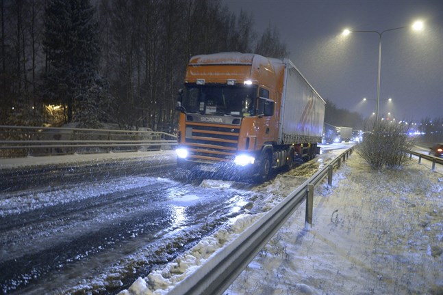 Snöslask kan komma att ställa till det för trafikanter i dag.
