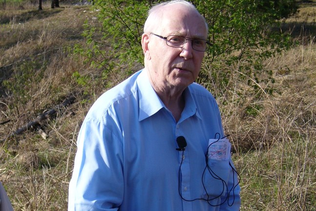 Allan Finholm i Tienhaara i maj 2006 på en veteranresa där han redogör för striden på midsommarafton den 23 juni 1944.