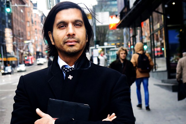 Enligt Qaisar Mahmood handlar integrationspolitik om förhandling. Individerna ska anpassa sig men samtidigt måste också samhället förändras.