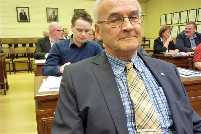 Jan-Erik Frostdahl lämnade i raseri både ordförandeskapet i Nykarleby kraftverk och fullmäktige då fullmäktige beslöt lämna Fennovoima. I dag, sju år senare, sitter staden fortfarande stadigt på sitt aktieinnehav som hittills kostat 5,3 miljoner euro, men som Frostdahl inte ser som bortkastade.