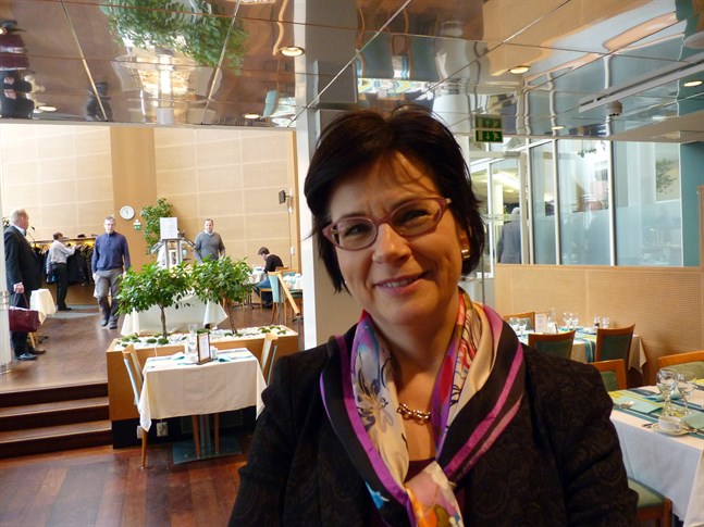 Anita Lehikoinen på Undervisnings- och kulturministeriet ger kulturfolket besked, hon räknar till exempel med att nya stöd kommer under hösten.