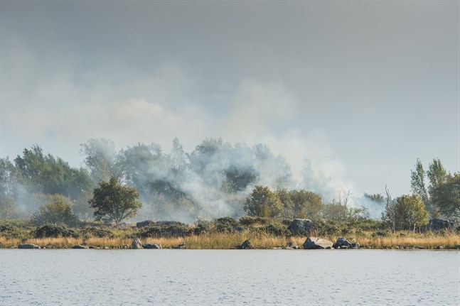 I dag pågår hedbränning på öarna vid Björkögrunden.