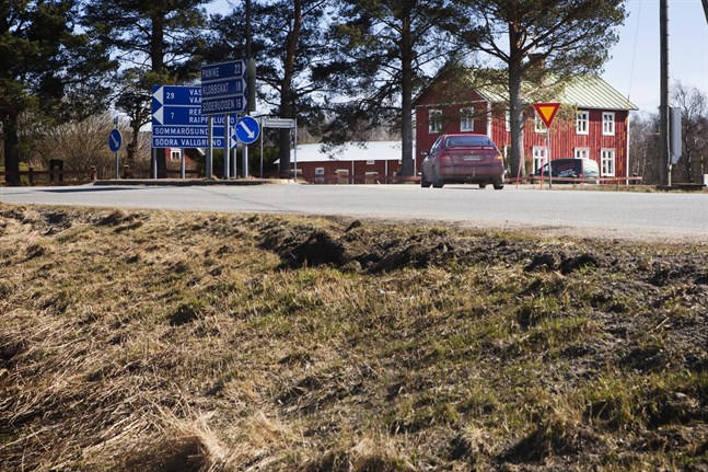 Vägkorsningen mitt i byn, Norra Vallgrunds absoluta centrum i all sin glans. Invid den här korsningen var det tänkt att de fyllda sopsäckarna skulle vänta på vidare transport.