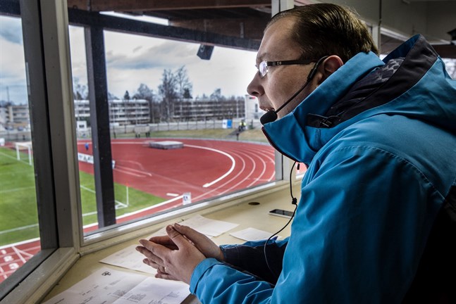 "Syntolkning är en underskattad stödinsats som kunde möjliggöra ett aktivt och kulturellt deltagande för en stor grupp personer", skriver debattörerna. Bilden är från den 30 april 2015 när Ylesportens reporter Antti Koivukangas gav synskadade en målande beskrivning av en Jaromatch i Jakobstad.