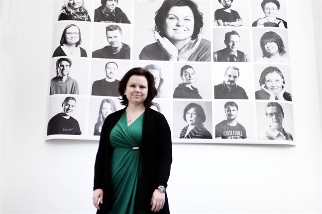 Ann-Luise Bertell, här fotograferad framför ett bildkollage av alla anställda på Wasa Teater 2015, då hon lämnade uppdraget som Wasa teaters chef. Det är troligt att hon snart är teaterns chef igen.