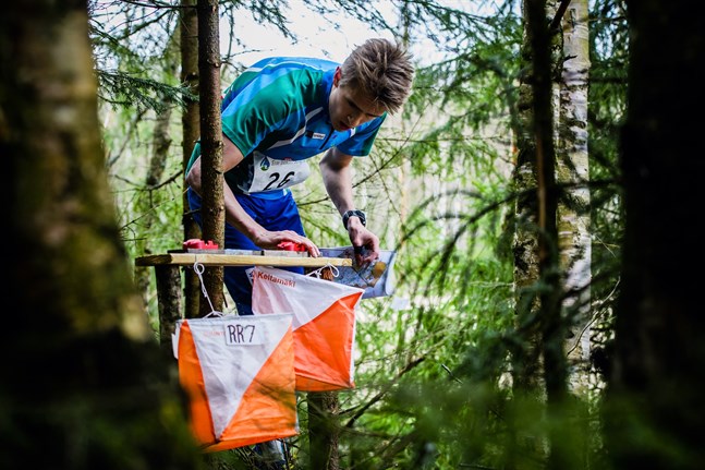 Lauri Koivumäki såg till att Karleby låg i delad ledning inför sista sträckan där man var starkast och segrade i Mellersta Österbottens landskapsstafett i Kalajoki under söndagen.