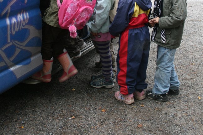 18 skolor har dragits in i Sydösterbotten sedan 1990-talet. Det har inneburit att fler barn är hänvisade till skolskjuts för att ta sig till skolan.