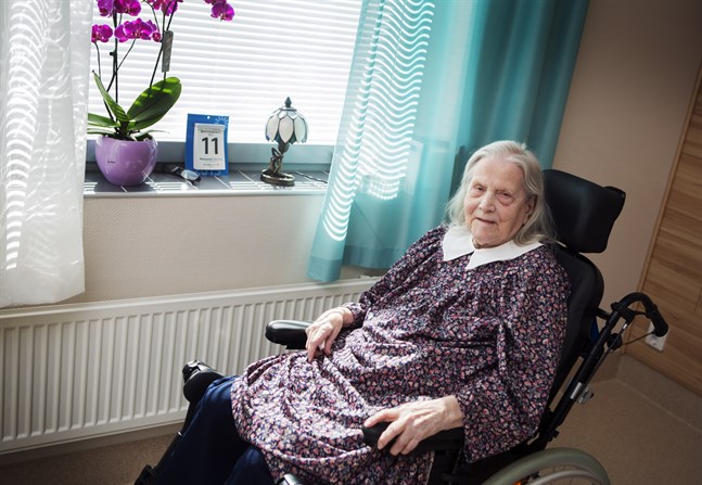 Visst har blomman i fönstret vacker färg, säger Helfrid Eriksson, 106 år. Hon är jämnårig med tio andra finländare.