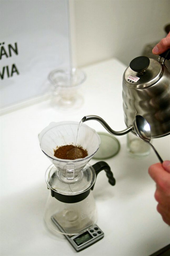 Den som vill koka kaffe med finess tar fram köksvågen för att mäta rätt proportion kaffe och vatten. Man kan utgå från sex gram malda bönor per en deciliter vatten, säger Manuel Linnankoski.