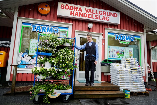 Södra Vallgrund handelslag är en av butikerna som fått stöd. På bild Birger Sebbas.