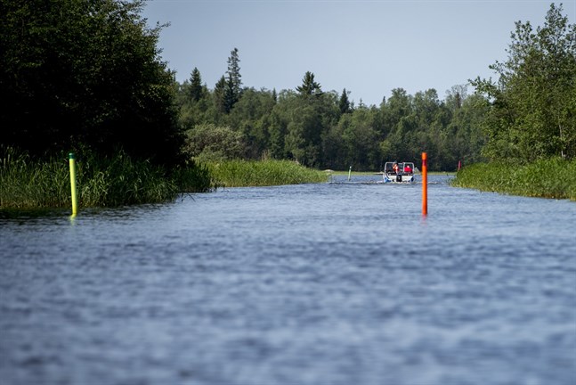 Remmare som gått sönder ersätts av nya eller reparerade. Meddela den som underhåller farleden ifall du kör sönder en remmare eller hittar en lös remmare. Arkivbilden är inte från Malax skärgård.
