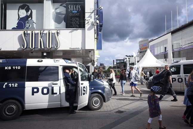 Polisen har anhållit sju personer för våldsamheterna under det nynazistiska upploppet i Jyväskylä i går. Två av de anhållna är svenskar.