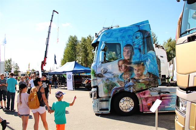 Tusentals besökare brukar se lastbilsutställningen Power Truck Show i Alahärmä.