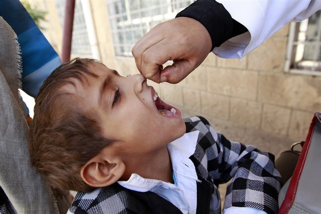 "Jag, mina bröder och föräldrar blev poliovaccinerade och kom undan utan att behöva utstå järnlungebehandling eller drabbas av livslång invalidisering", skriver Kristofer von Alfthan. I dag har polion enbart fotfäste i några få länder; på bilden får en pojke i Jemen poliovaccin.