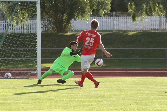 Julian Tarvoll gjorde två mål i Karleby. Bilden är från matchen mot Norrvalla.