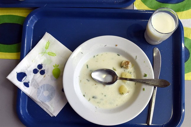 Skolmaten är en het potatis i tider med distansundervisning. Kommunerna måste inte erbjuda skolmat till elever som är hemma, men en del kommuner väljer att göra det ändå.