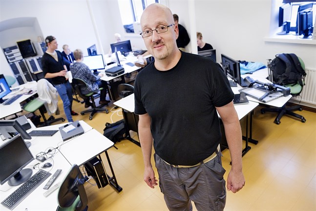 Spel kan vara ett redskap då man går från traditionell undervisning till en mer modern variant som möter ungdomarna på deras egna arena, säger Karl Ögland, lärare vid Prakticum.