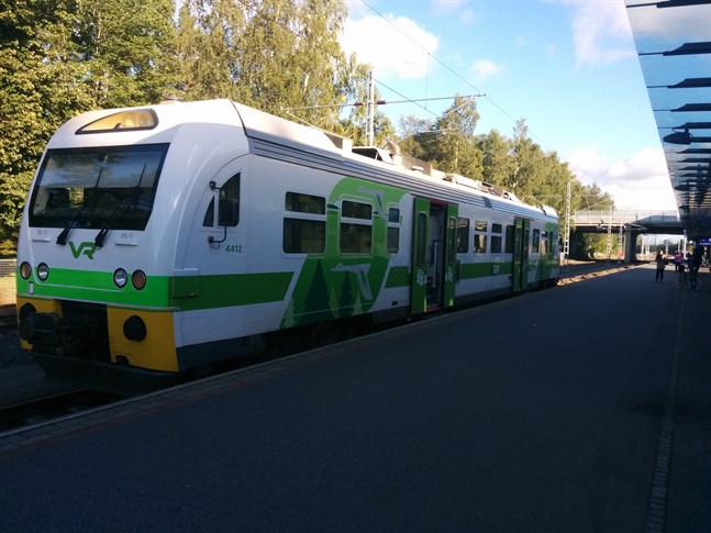 Rälsbussarna ser ut som minitåg med bara en vagn.