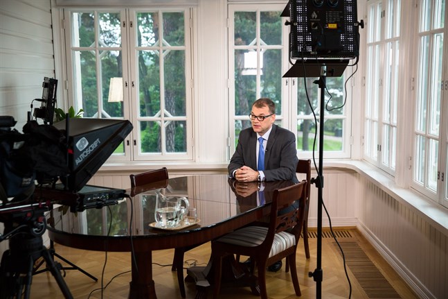 Statsminister Juha Sipilä (C) talar till folket i ett tv-sänt tal.