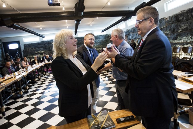 Riitta Björkenheim fotograferad under en träff i Vasa med EU-toppar. På bilden har hon nyss överräckt en miniatyrmodell av nya Kvarkenfärjan till José Anselmo.