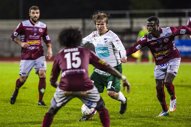 Petteri Forsell omringad av Alexei Eremenko Jr, Walter Moore och Didier Boris Kadio när Jaro och IFK Mariehamn spelade 0-0 på Centralplanen i Jakobstad den 17.9.2015.
